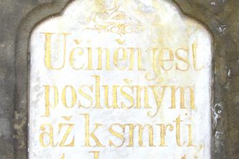 Kamenný kříž v Dolním Újezdu u Litomyšle stojící za školou. (© Pavel Vítek  09/2025)