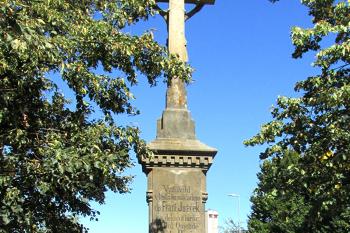 Kamenný kříž v Dolním Újezdu u Litomyšle stojící za školou. (© Pavel Vítek  09/2025)