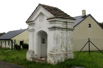 Výklenková kaplička ve Skalici u České Lípy. (© Pavel Vítek  10/2025)