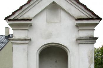 Výklenková kaplička ve Skalici u České Lípy. (© Pavel Vítek  10/2025)