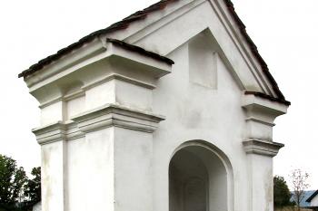 Výklenková kaplička ve Skalici u České Lípy. (© Pavel Vítek  10/2025)