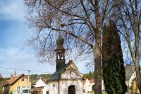 kaple sv. Vojtěcha a Jana Nepomuckého s pamětním křížem