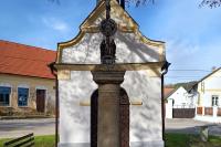 kaple sv. Vojtěcha a Jana Nepomuckého s pamětním křížem