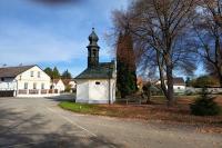 kaple sv. Vojtěcha a Jana Nepomuckého s pamětním křížem