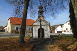 kaple sv. Vojtěcha a Jana Nepomuckého s pamětním křížem