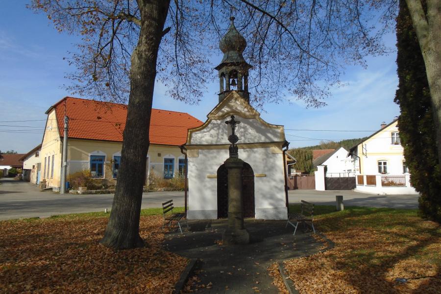 kaple sv. Vojtěcha a Jana Nepomuckého s pamětním křížem