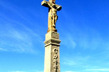 Kříž v obci Čertoryje, části obce Charváty, v okrese Olomouc. (© Pavel Vítek  09/2025)