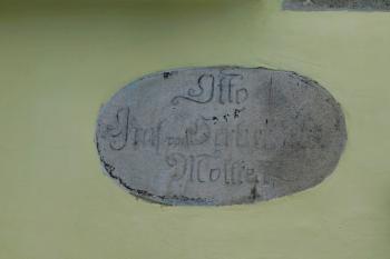 nápisová deska na hospodářské budově (© Milan Caha  02/2026)