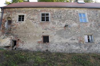 jedna z rozpadajících se budov zámeckého areálu (© D Dohňanský, 11/2016)