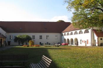 vnitřní zám.nádvoří (© D Dohňanský, 11/2016)