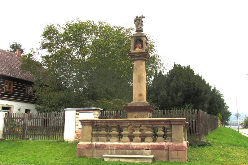 boží muka s reliéfy boží muka s reliéfy