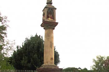 Boží muka s reliéfy ve Skalici u České Lípy. (© Pavel Vítek  10/2025)