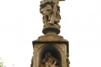 Boží muka s reliéfy ve Skalici u České Lípy. (© Pavel Vítek  10/2025)