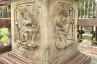 boží muka s reliéfy