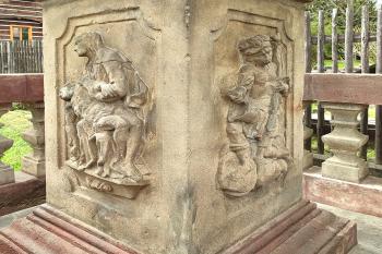 Boží muka s reliéfy ve Skalici u České Lípy. (© Pavel Vítek  12/2025)