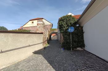 vlevo jižní štít domu s hradbou a uprostřed branka (fortna) Kocour (© Jaroslav Špiroch  10/2025)