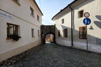 vpravo východní průčelí domu, uprostřed branka (fortna) Kocour (© Jaroslav Špiroch  10/2025)