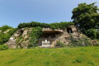 Lurdská jeskyně a památník Antonína Práška