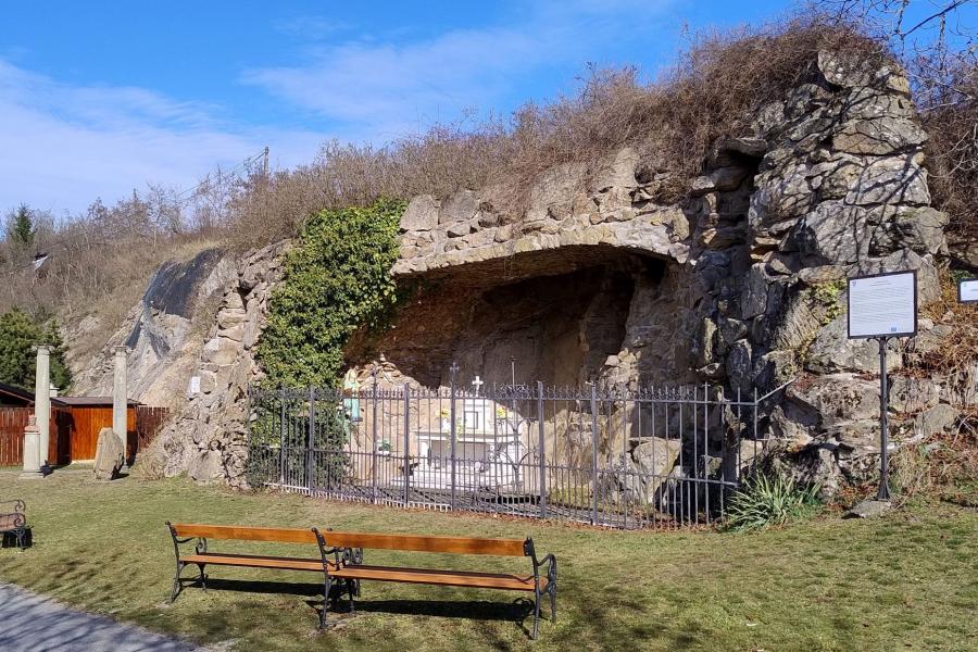 Lurdská jeskyně a památník Antonína Práška