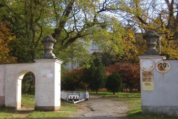 brána do zámeckého areálu (© Petr Pospíšil, 10/2013)