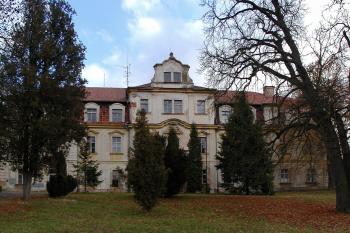 vstupní průčelí ( © Pavel Zany Komárek 8.11.2003)