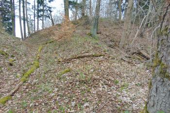 Sz. val nahoře napojený na čelní předhradí (© Dušan Dohňanský  05/2021)