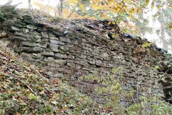 vnější líc jižní obvodové hradby jádra ( © Pavel Zany Komárek 27.10.2002)