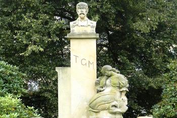 Pomník T. G. Masaryka ve Sloupu v Čechách v okrese Č. Lípa. (© Pavel Vítek  10/2025)