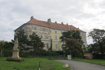 jz.strana od příjezdové cesty (© D Dohňanský, 10/2018)