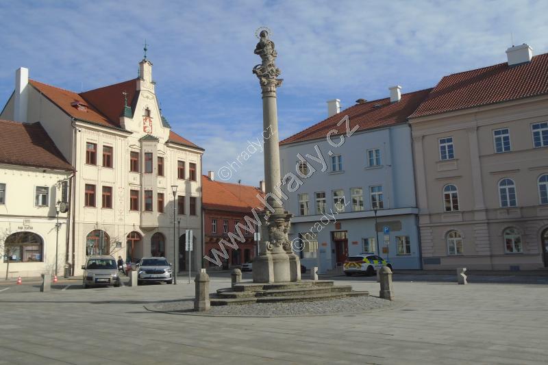 sloup se sochou Panny Marie (Immaculata)