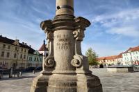 sloup se sochou Panny Marie (Immaculata)