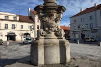 sloup se sochou Panny Marie (Immaculata)