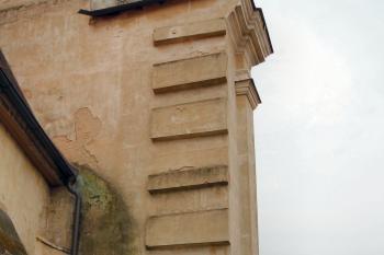 šmorcy v průčelí naznačují zamýšlené rozšíření kostela (© Pavel Zany Komárek 15. 4. 2016)