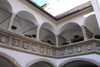 Pavlač ve dvoře ( © Roman Řezáč 07/2004)