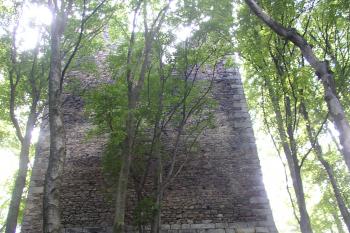 Pohled na obytnou věž z pod hradu (© Jan Šebek, 06/2009)