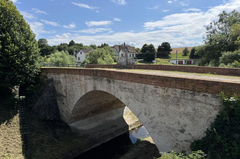 kamenný most se sochou sv. Mikuláše