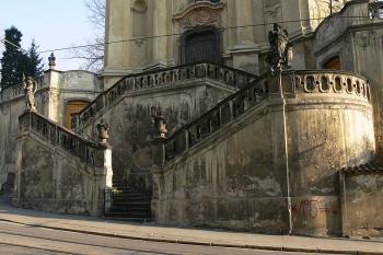 Schodiště před západním průčelím chrámu ( © Petr Turyna 01/2006)