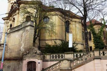 Jižní strana kostela. (© Jan Sommer, 04/2008)