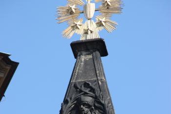 Obelisk s portrétním reliéfem sv. Jana Nepomuckého nad západním štítem ( © Ivan Grisa 09/2010)