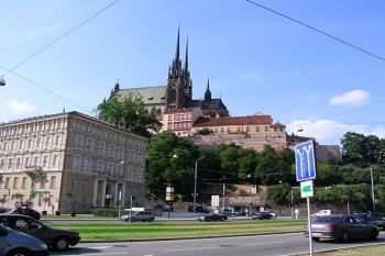 Známý pohled od Nových Sadů ( © Roman Řezáč 07/2004)