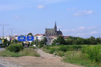 Silueta kostela při příjezdu od Mikulova ( © Roman Řezáč 07/2004)