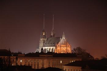 Noční pohled od hradu Špilberk ( © Roman Řezáč 11/2004)