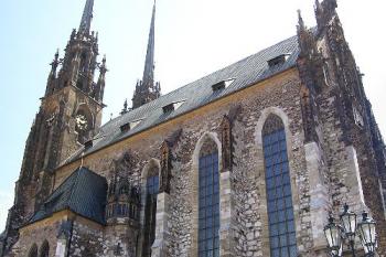 Podhled na katedrálua její věže z prostranství před biskupstvím (© Jan P. Štěpánek 08/2006)