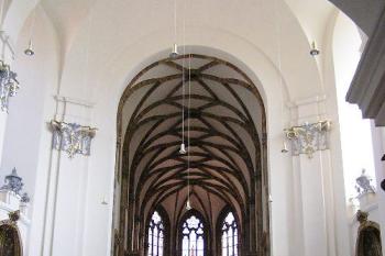 Interiér katedrály s barokní hlavní lodí a gotickým presbytářem (© Jan P. Štěpánek 08/2006)