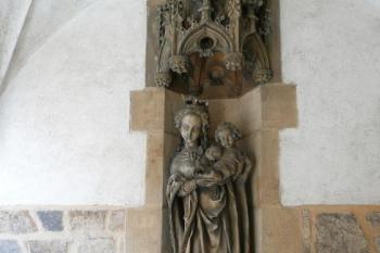 pozdně gotická Madona osazená ve zdi katedrály ( © Jan P. Štěpánek 06/2009)