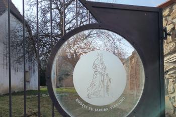 vjezd do hospodářského dvora fary (© Jaroslav Špiroch  03/2026)