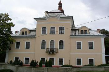 zámecká budova z ulice ( © Pavel Zany Komárek 25/9/2004)