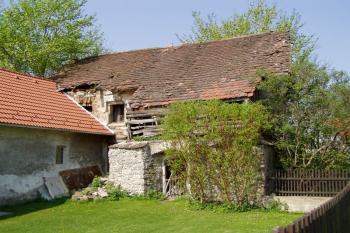 Tvrz od severovýchodu (© Lukáš Pechánek, 04/2011)