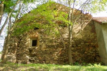 Jihozápadní průčelí tvrze (© Lukáš Pechánek, 04/2011)
