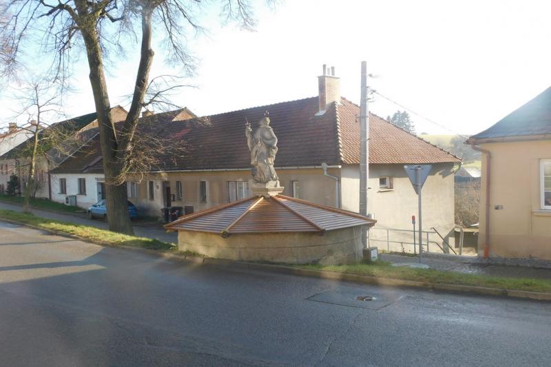 dolní kašna se sochou sv. Jana Nepomuckého